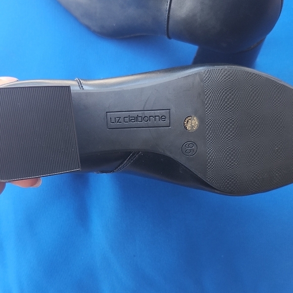 NWOT Liz Claiborne Classic Black Ankle Booties with Chunky Heel - Picture 4 of 8